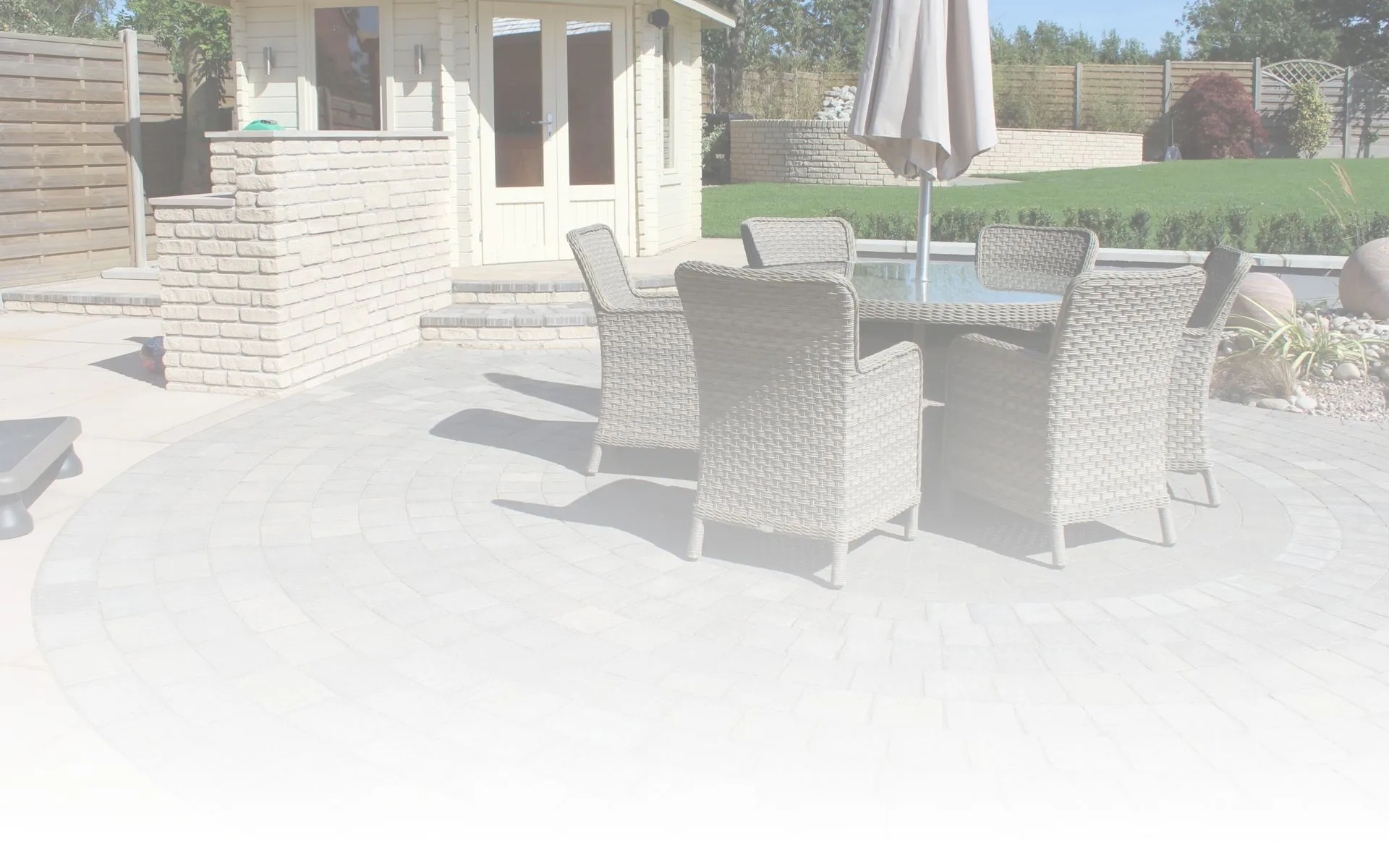 Low-maintenance landscaped garden in Leicester