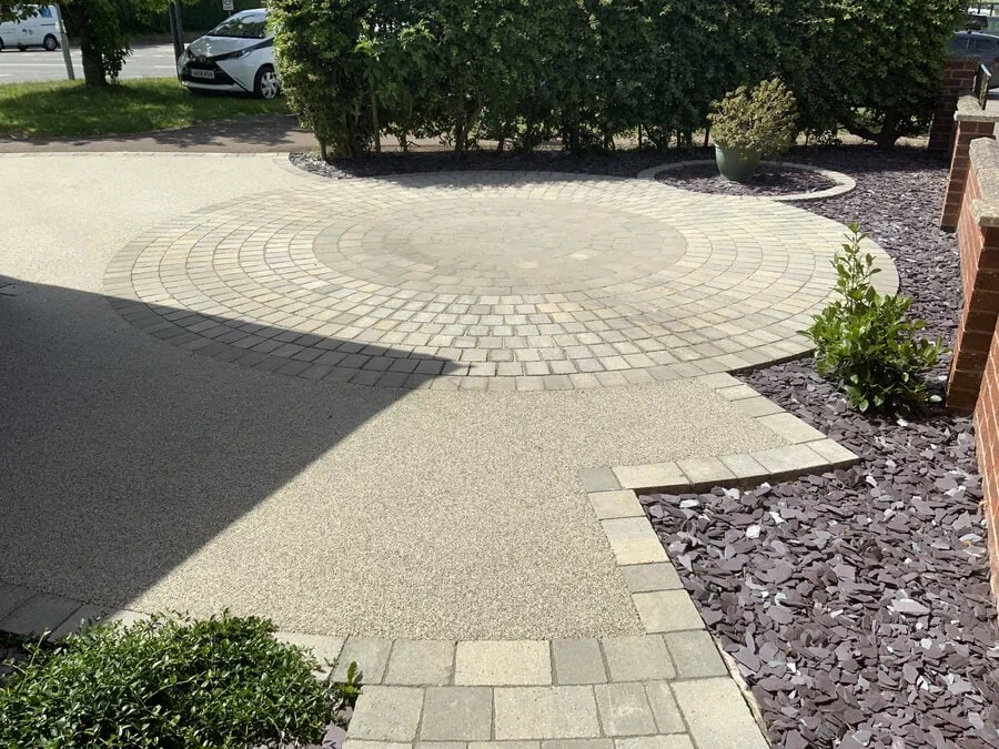 Gold resin front drive with a block paved circle feature