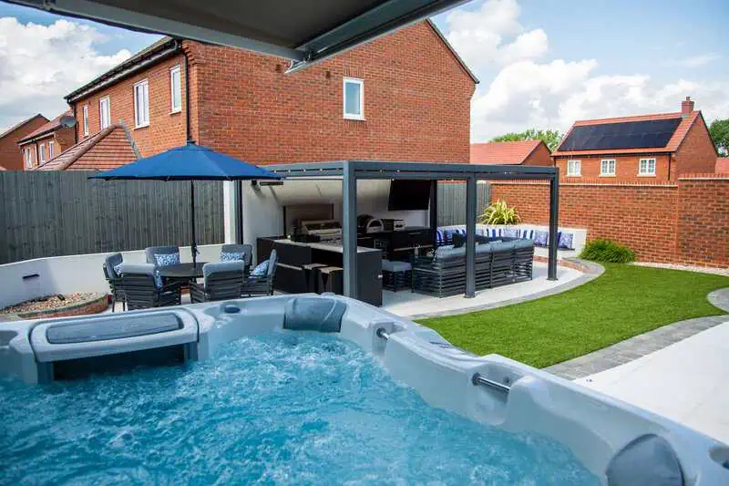 Integrated hot tub, pergola and contemporary garden design in Leicestershire